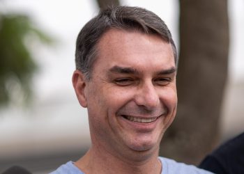 Juiz determina remoção de conteúdo que liga Flávio Bolsonaro a facção