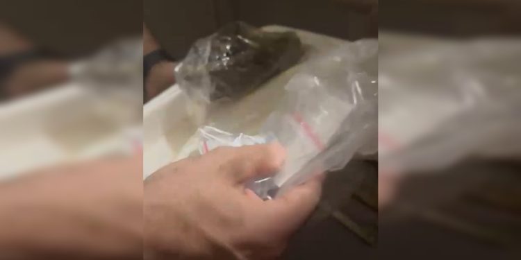 Traficante quebra a clavícula ao cair do telhado para fugir da polícia. Veja vídeo