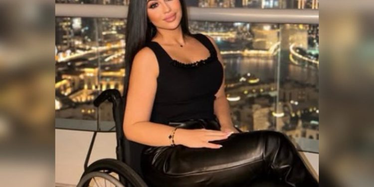 Dez anos após acidente, jovem paraplégica emociona ao voltar a andar. Veja vídeo