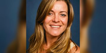 Mulher passa por cirurgia cerebral acordada para remover malformação