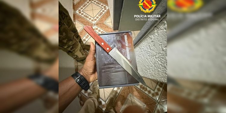 Homem tenta invadir casa da ex e ameaça mulher com seis crianças