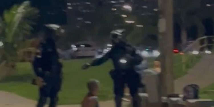 Homem preso em flagrante ameaçava crianças com arma de choque. Veja vídeo