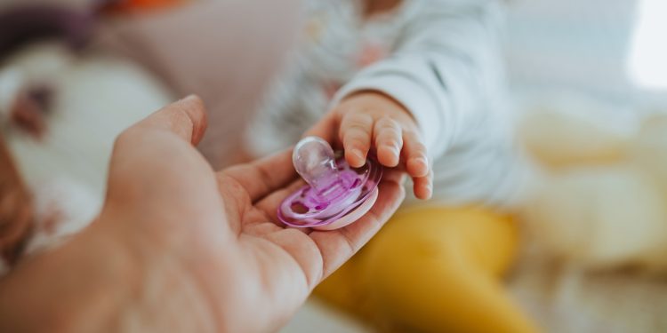 Chupeta e mamadeira: até que idade não prejudicam a arcada dentária?