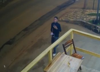 Câmeras registraram adolescente momentos antes de desaparecer e ser encontrado morto. Veja vídeo