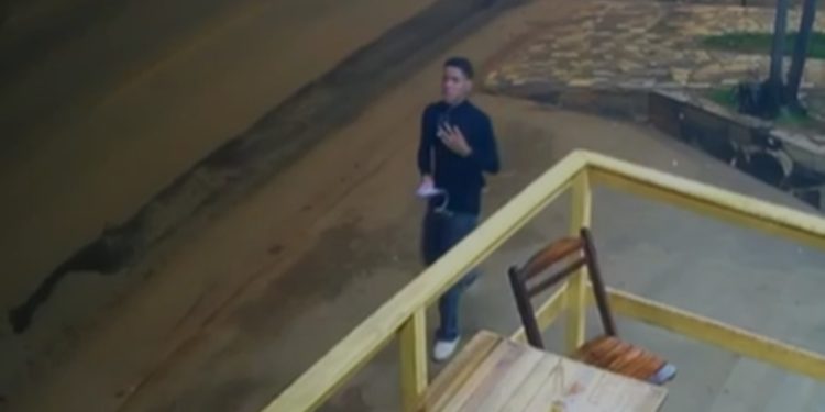 Câmeras registraram adolescente momentos antes de desaparecer e ser encontrado morto. Veja vídeo