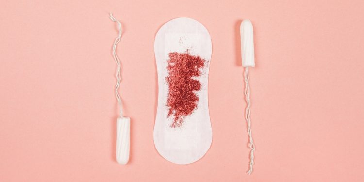Cor do sangue menstrual pode indicar doenças? Ginecologistas explicam