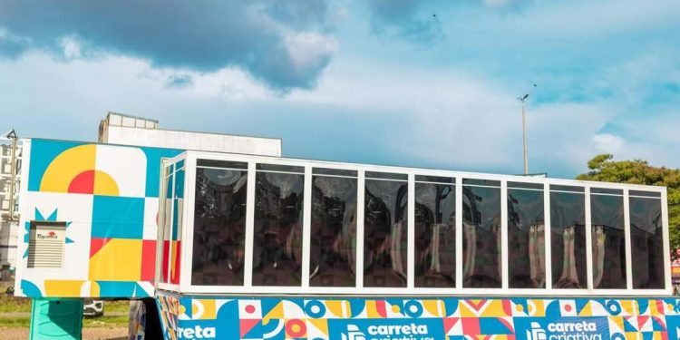 Carreta Criativa oferece cursos gratuitos de audiovisual para jovens