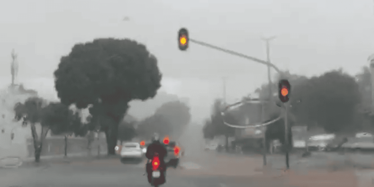 Chuva forte e semáforo desligado atrapalham trânsito na W3. Veja vídeo