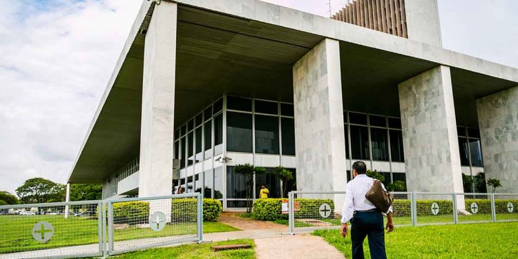 Oito integrantes do alto escalão do GDF são exonerados a pedido. Veja