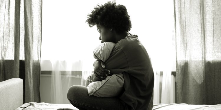 Solidão pode elevar risco de doenças cardíacas, aponta estudo