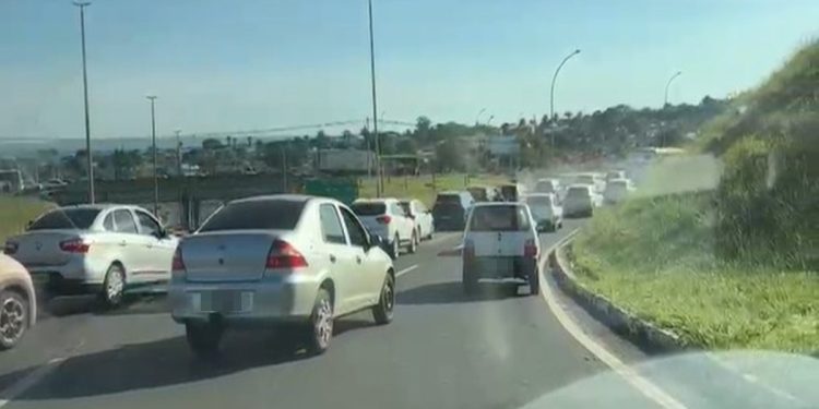 Motoristas ficam mais de 1 hora presos em congestionamento na Ponte JK. Veja vídeo