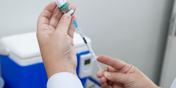 DF retoma vacinação contra Covid-19 para adultos após chegada de doses