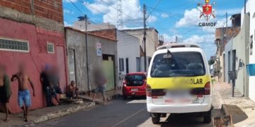 Van escolar com 12 crianças se envolve em acidente e deixa 5 feridos