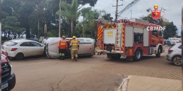 Taguatinga: após acidente, carro tomba e interdita avenida