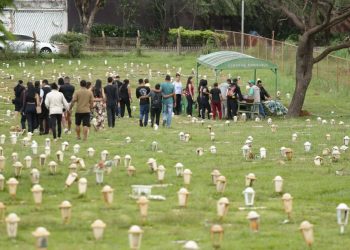 Filhos, parentes e amigos se despedem de mulher morta a facadas por ex