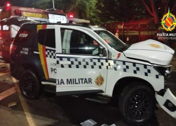 Carro com placa adulterada foge de abordagem e arrebenta viatura da PM