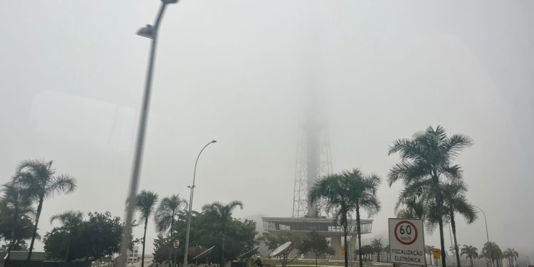 Nevoeiro toma conta do Distrito Federal na manhã desta quinta (2/4)