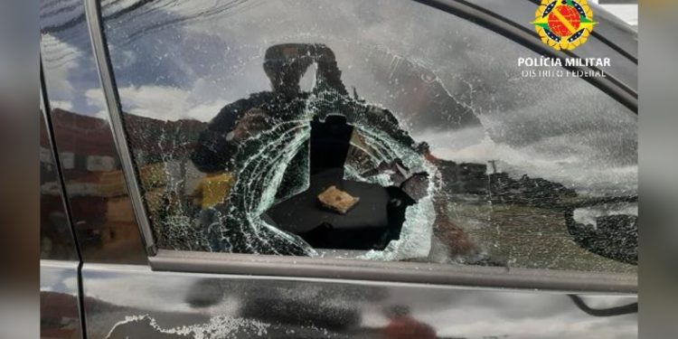 Homem é preso após ameaçar PMs e depredar carros e quiosque no DF