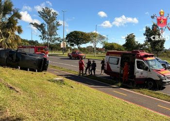 Batida na entrada do Guará deixa carro capotado