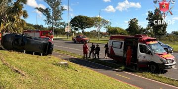 Batida na entrada do Guará deixa carro capotado