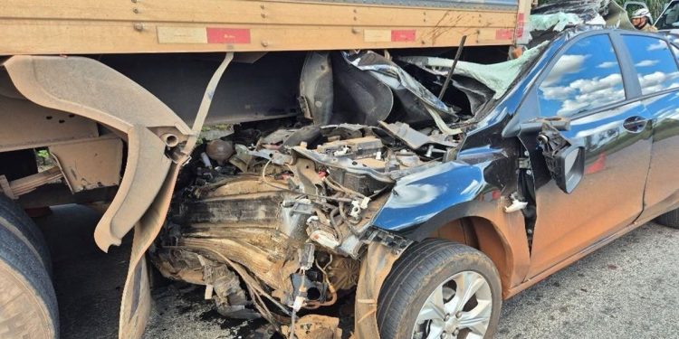 Homem morre ao bater carro em traseira de caminhão na BR-153