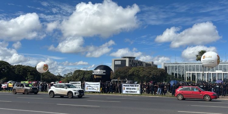 Servidores da Saúde e policiais penais fazem ato por reestruturação das carreiras