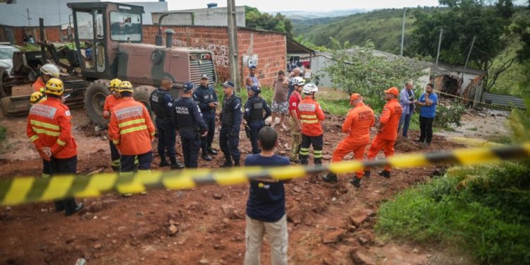 Trator derruba casa com família dentro e deixa crianças feridas