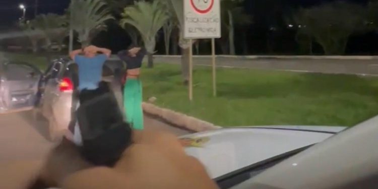 Após tentar atropelar ex, homem buscou filha e acabou preso pela PMDF. Veja vídeo