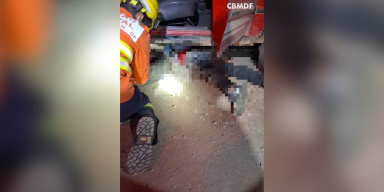 Motociclista fica ferido ao parar embaixo de carro após batida no DF