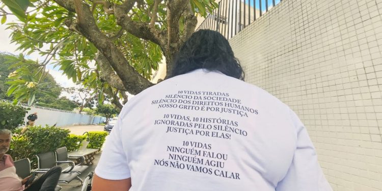 Barrada, irmã de vítima provoca tumulto em júri da chacina