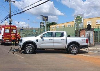 Caminhonete atropela dois ciclistas no SIA; vítima é hospitalizada com edema craniano