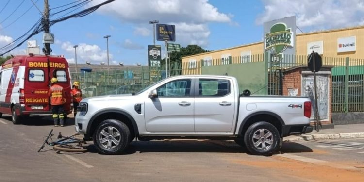 Caminhonete atropela dois ciclistas no SIA; vítima é hospitalizada com edema craniano