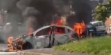Carro pega fogo no meio da rua em Ceilândia e fica totalmente destruído. Veja vídeo