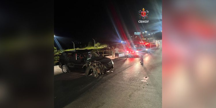 Carro bate em mureta na barragem do Lago Paranoá e deixa um ferido