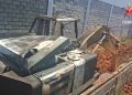 Retroescavadeira pega fogo, ameaça moradores e fica carbonizada