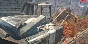 Retroescavadeira pega fogo, ameaça moradores e fica carbonizada