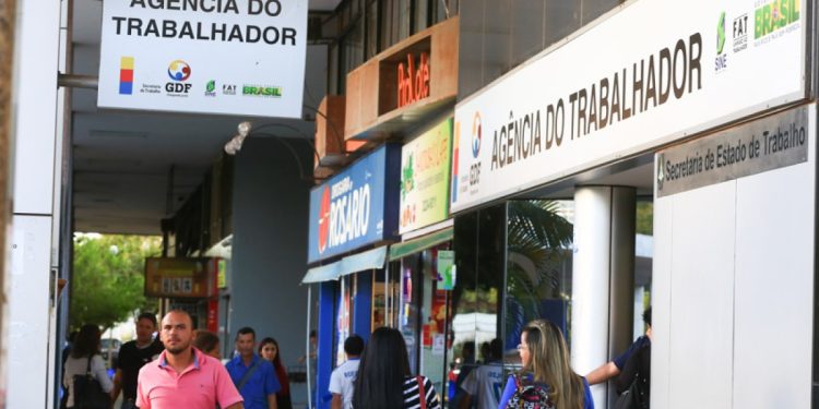 Saúde e comércio se destacam entre as vagas desta terça (26/5) no DF