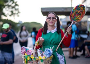 Pois é, pois é, pois é: Chiquinha de Brasília empreende vendendo doces. Veja vídeo