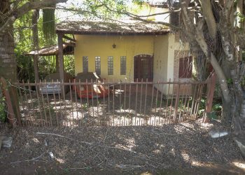 Sombria, mobiliada e abandonada há 10 anos: mansão no Park Way vai a leilão por dívidas
