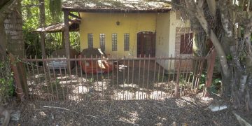 Sombria, mobiliada e abandonada há 10 anos: mansão no Park Way vai a leilão por dívidas