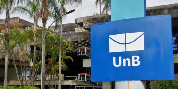 Professores da UnB discutem indicativo de greve em assembleia