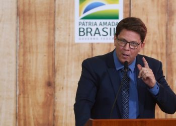 Qual é a organização que levou Mário Frias para os EUA