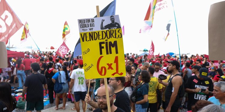 Emendas propõem fim da escala 6×1 só em 2036 e mais de 170 deputados já assinaram