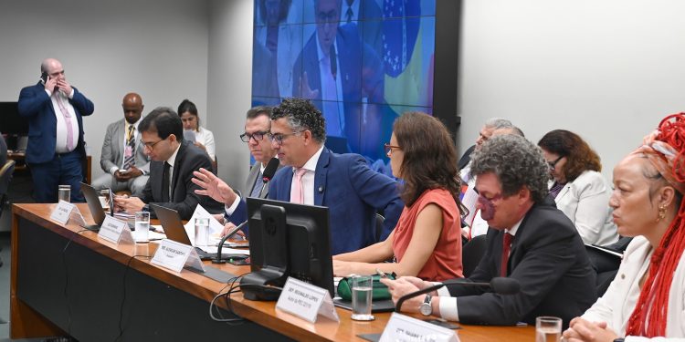 Fim da escala 6×1: comissão mira ‘regra geral’ e trabalhador rural pode ficar para depois