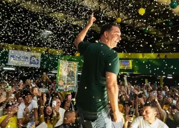 Relação com Master desgasta Flávio Bolsonaro nas redes sociais, mas direita reage