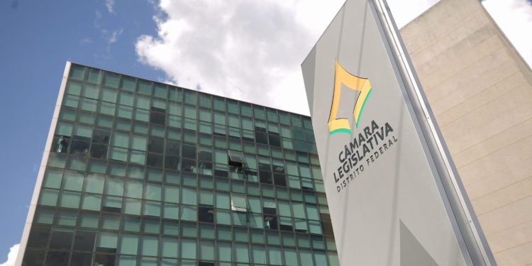 Grampo e pressão: dossiê revela assédio contra servidores na CLDF