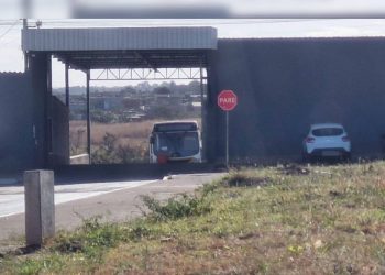 Empresa que “guarda” ônibus em área pública terá de demolir garagem