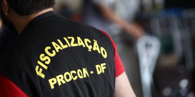 Procon-DF multa operadoras de telefonia por falha de sinal; veja quais