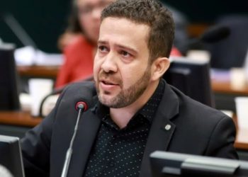 Janones propõe PEC para impor escala 6×1 a parlamentares