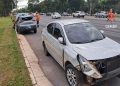Carro capota após acidente entre 3 veículos no Eixão Sul. Veja vídeo